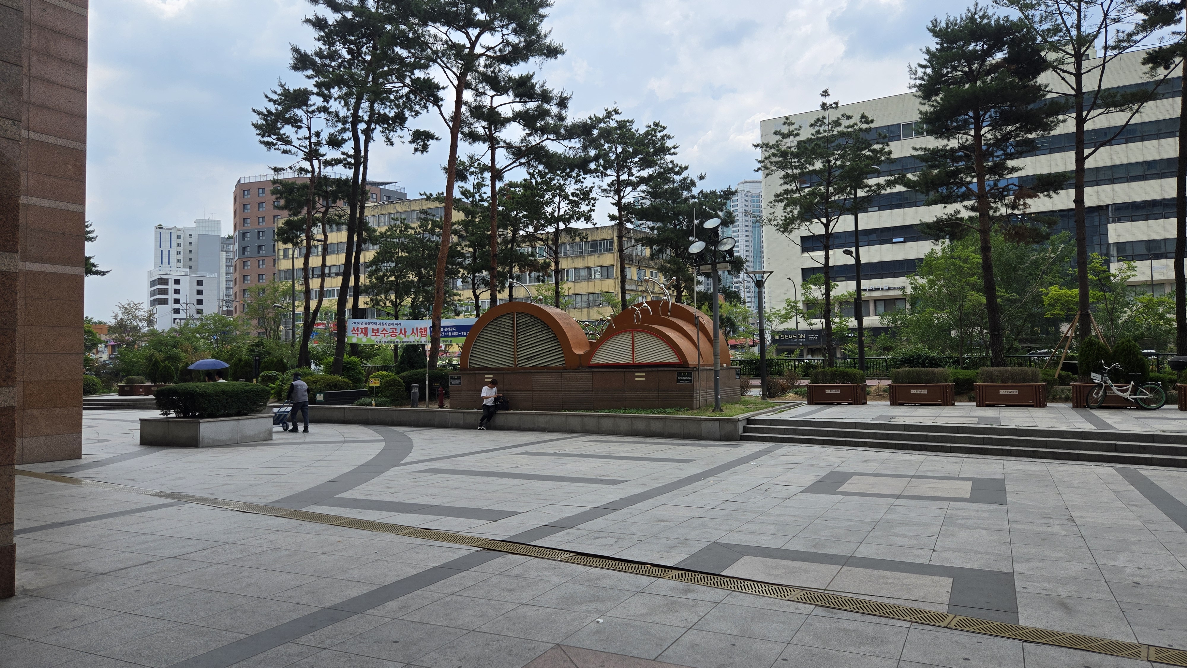 황학동 롯데캐슬 방면 출입구 — 치과 건물로 도보 이동
